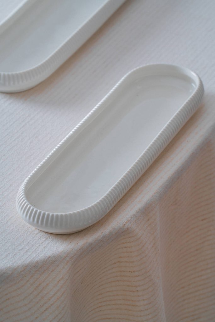 Assiette de Présentation Côtelée en Céramique - 28 cm